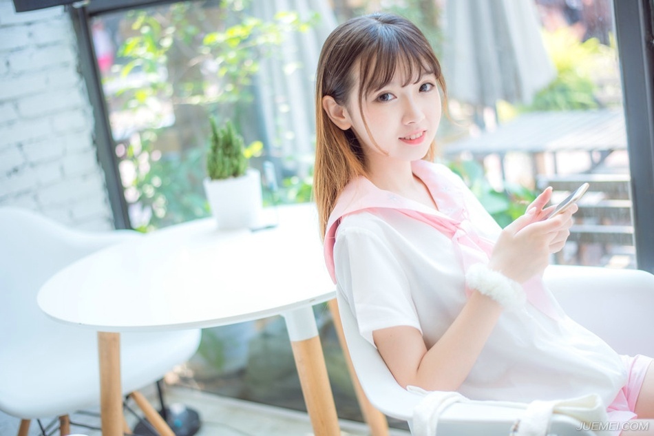 “原本我也如此认为。”诸葛亮摇头道：“但关中能够如此轻易兵不血刃拿下成都，皆是此人所谋。”